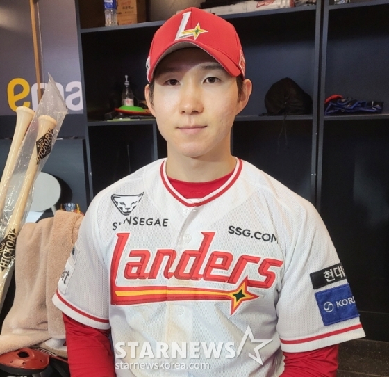 SSG 박성한이 3일 삼성전을 마치고 취재진과 인터뷰를 하고 있다. /사진=안호근 기자