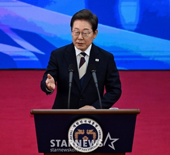 [서울=뉴시스] 국회사진기자단 = 이재명 대통령이 4일 서울 여의도 국회 로텐더홀에서 열린 제21대 대통령 취임선서식에서 국민께 드리는 말씀을 하고 있다. 2025.06.04. photo@newsis.com /사진=류현주