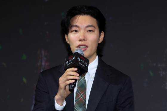 [서울=뉴시스] 김혜진 기자 = 배우 류준열이 18일 오전 서울 마포구 호텔 나루에서 열린 넷플릭스 영화 &#039;계시록&#039;(감독 연상호) 제작보고회에서 인사말을 하고 있다.  &#039;계시록&#039;은 실종 사건의 범인을 단죄하는 것이 신의 계시라 믿는 목사와, 죽은 동생의 환영에 시달리는 실종 사건 담당 형사가 각자의 믿음을 쫓으며 벌어지는 이야기다. 21일 공개. 2025.03.18. jini@newsis.com /사진=김혜진
