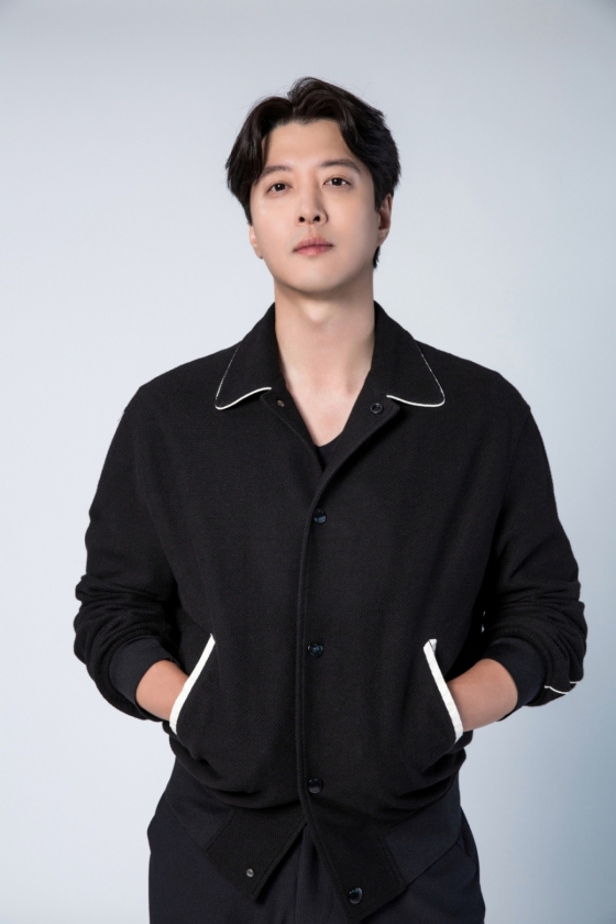 배우 이동건이 12일 오후 서울 강남구 청담동 FNC엔터테인먼트 사옥에서 진행된 넷플릭스 오리지널 &#039;셀러브리티&#039; 관련 인터뷰를 위해 포즈를 취하고 있다.  이동건은 극 중 돈과 권력을 다 가진 법무법인 태강의 오너이자 시현(이청아 분)의 남편인 변호사 태전 역을 열연했다.   &#039;셀러브리티&#039;는 유명해지기만 하면 돈이 되는 세계에 뛰어든 서아리(박규영 분)가 마주한 셀럽들의 화려하고도 치열한 민낯을 그렸다. / 사진제공 = FNC엔터테인먼트