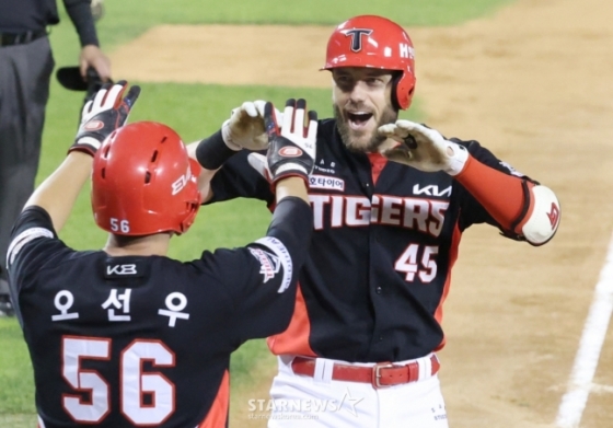  2025 신한 SOL Bank KBO리그 두산 베어스 대 KIA 타이거즈 경기가 4일 서울 잠실야구장에서 열렸다.  KIA 위즈덤(오른쪽)이 6회초 1사 1루에서 역전 2점 홈런을 날리고 홈인하고 있다.