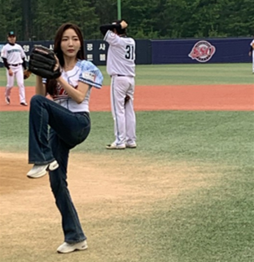시구하는 정인희 아나운서.   /사진=한스타미디어