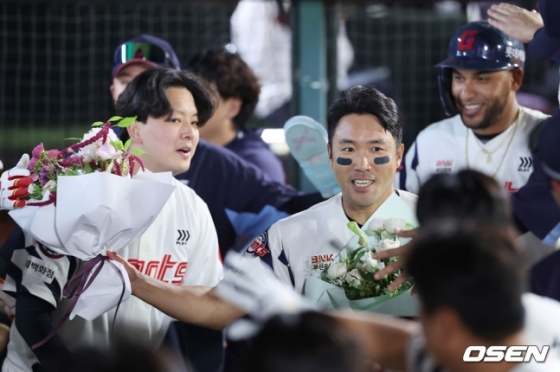 롯데 전준우가 4일 사직 키움전에서 통산 2000안타를 기록한 후 꽃다발을 받고 있다. 