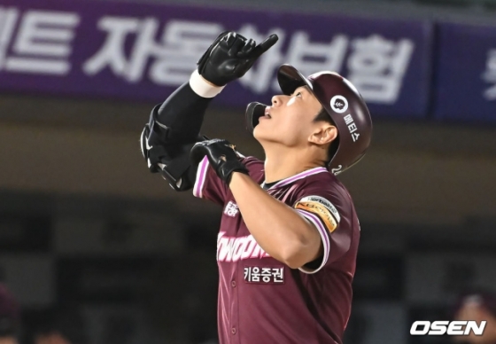 키움 송성문이 4일 사직 롯데전에서 6회초 좌월 3점 홈런을 치고 세리머니를 하고 있다. 