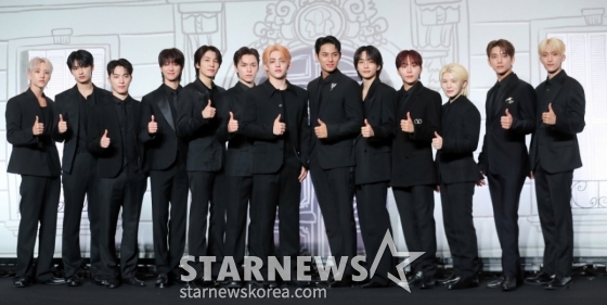 그룹 세븐틴(Seventeen) 호시, 준, 디노, 디에잇, 원우, 버논, 에스쿱스, 민규, 정한, 승관, 우지, 조슈아, 도겸이 29일 오후 서울 여의도 콘래드호텔 그랜드 볼룸에서 베스트 앨범 '17 IS RIGHT HERE' 발매 기념 글로벌 기자간담회를 열고 포즈를 취하고 있다. 이번 베스트 앨범 '17 IS RIGHT HERE'은 9년의 발자취를 담는 동시에 지난 시간을 기념하며 우리만의 공간에서 영원히 함께할 것임을 약속하는 앨범으로 총 33개의 트랙으로 한국 앨범 타이틀 20곡과 일본 앨범 타이틀 8곡, '아낀다', 타이틀 곡 'MAESTRO'를 포함한 4개의 신곡을 선보인다. 2024.04.29 /사진=임성균