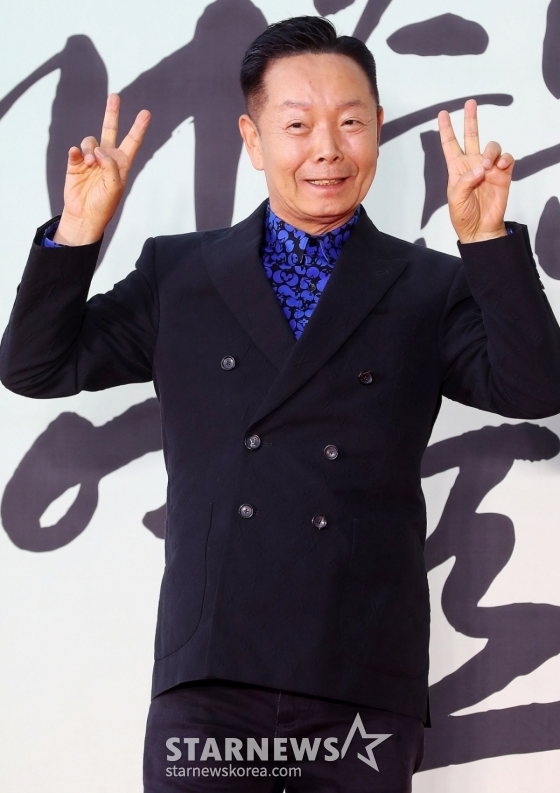 코미디언 김학래가 31일 오후 서울 중구 국립극장 해오름극장에서 진행된 &#039;2024 대한민국 대중문화예술상&#039; 레드카펫 행사에 참석해 포즈를 취하고 있다.  올해 15회 차를 맞이한 &#039;대중문화예술상&#039;은 가수와 배우, 희극인, 성우, 방송작가, 연주자 등 다양한 분야를 아우르는 대중문화예술인들의 사회적 위상과 창작 의욕을 높이고, 대중문화예술산업의 발전에 기여한 공을 기리기 위한 대중문화예술 분야 최고 권위 정부 포상이다. 2024.10.31 /사진=김창현 chmt@
