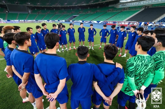 6일 오전 3시 15분 이라크 바스라 국제경기장에서 열리는 이라크와의 2026 국제축구연맹(FIFA) 북중미 월드컵 아시아 3차 예선 대비 훈련을 앞두고 의지를 다지고 있는 축구대표팀 선수들. /사진=대한축구협회 제공