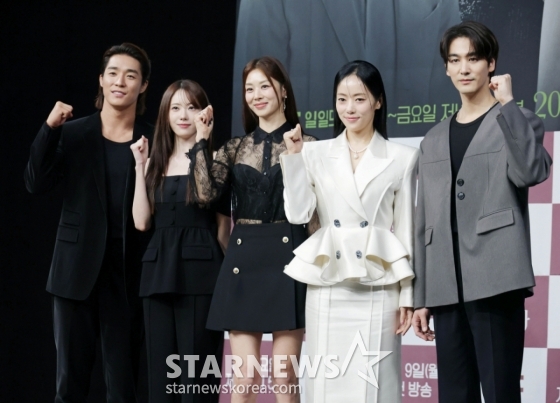배우 서하준, 이루다, 장신영, 윤아정, 오창석이 5일 오전 서울 마포구 상암동 MBC 사옥에서 진행된 일일드라마 &#039;태양을 삼킨 여자&#039; 제작발표회에 참석해 포즈를 취하고 있다.   피해자가 가해자로 둔갑한 세상, 하나뿐인 딸의 이름으로 재벌가에 맞선 한 여자의 처절한 복수극을 그린 드라마 &#039;태양을 삼킨 여자&#039;는 오는 9일 첫 방송된다. /2025.06.05 /사진=이동훈 photoguy@