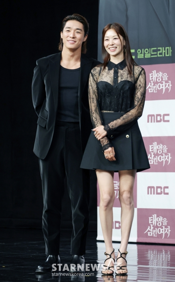 배우 서하준, 장신영이 5일 오전 서울 마포구 상암동 MBC 사옥에서 진행된 일일드라마 &#039;태양을 삼킨 여자&#039; 제작발표회에 참석해 포즈를 취하고 있다.   피해자가 가해자로 둔갑한 세상, 하나뿐인 딸의 이름으로 재벌가에 맞선 한 여자의 처절한 복수극을 그린 드라마 &#039;태양을 삼킨 여자&#039;는 오는 9일 첫 방송된다. /2025.06.05 /사진=이동훈 photoguy@