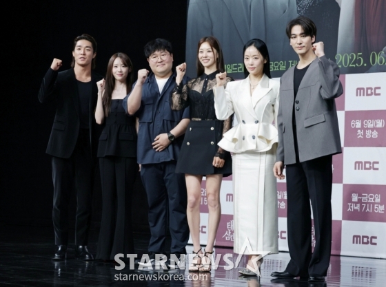 배우 서하준, 이루다, 김진형 PD, 배우 장신영, 윤아정, 오창석이 5일 오전 서울 마포구 상암동 MBC 사옥에서 진행된 일일드라마 &#039;태양을 삼킨 여자&#039; 제작발표회에 참석해 포즈를 취하고 있다.   피해자가 가해자로 둔갑한 세상, 하나뿐인 딸의 이름으로 재벌가에 맞선 한 여자의 처절한 복수극을 그린 드라마 &#039;태양을 삼킨 여자&#039;는 오는 9일 첫 방송된다. /2025.06.05 /사진=이동훈 photoguy@