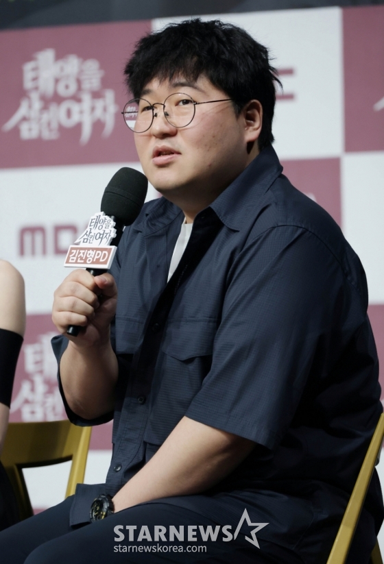 김진형 PD가 5일 오전 서울 마포구 상암동 MBC 사옥에서 진행된 일일드라마 &#039;태양을 삼킨 여자&#039; 제작발표회에 참석해 질문에 답하고 있다.   피해자가 가해자로 둔갑한 세상, 하나뿐인 딸의 이름으로 재벌가에 맞선 한 여자의 처절한 복수극을 그린 드라마 &#039;태양을 삼킨 여자&#039;는 오는 9일 첫 방송된다. /2025.06.05 /사진=이동훈 photoguy@