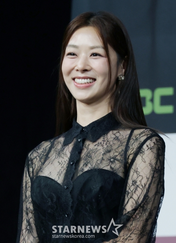 배우 장신영이 5일 오전 서울 마포구 상암동 MBC 사옥에서 진행된 일일드라마 &#039;태양을 삼킨 여자&#039; 제작발표회에 참석해 포즈를 취하고 있다.   피해자가 가해자로 둔갑한 세상, 하나뿐인 딸의 이름으로 재벌가에 맞선 한 여자의 처절한 복수극을 그린 드라마 &#039;태양을 삼킨 여자&#039;는 오는 9일 첫 방송된다. /2025.06.05 /사진=이동훈 photoguy@
