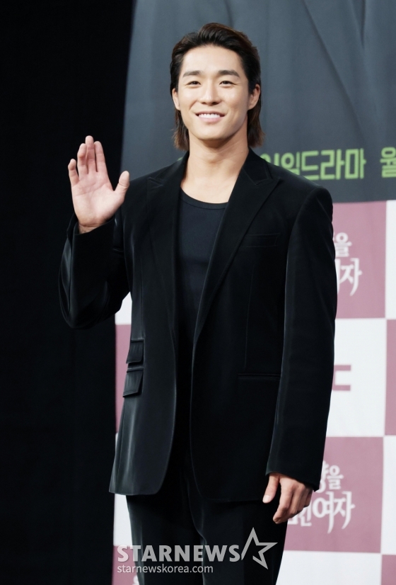 배우 서하준이 5일 오전 서울 마포구 상암동 MBC 사옥에서 진행된 일일드라마 &#039;태양을 삼킨 여자&#039; 제작발표회에 참석해 포즈를 취하고 있다.   피해자가 가해자로 둔갑한 세상, 하나뿐인 딸의 이름으로 재벌가에 맞선 한 여자의 처절한 복수극을 그린 드라마 &#039;태양을 삼킨 여자&#039;는 오는 9일 첫 방송된다. /2025.06.05 /사진=이동훈 photoguy@