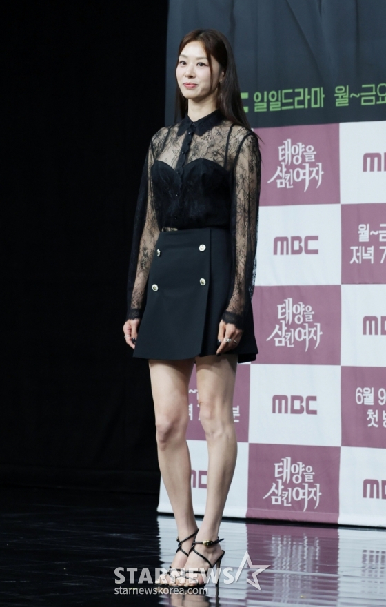배우 장신영이 5일 오전 서울 마포구 상암동 MBC 사옥에서 진행된 일일드라마 &#039;태양을 삼킨 여자&#039; 제작발표회에 참석해 포즈를 취하고 있다.   피해자가 가해자로 둔갑한 세상, 하나뿐인 딸의 이름으로 재벌가에 맞선 한 여자의 처절한 복수극을 그린 드라마 &#039;태양을 삼킨 여자&#039;는 오는 9일 첫 방송된다. /2025.06.05 /사진=이동훈 photoguy@