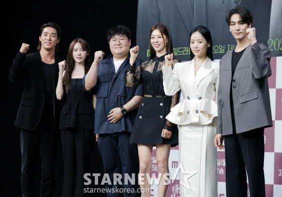 배우 서하준, 이루다, 김진형 PD, 배우 장신영, 윤아정, 오창석이 5일 오전 서울 마포구 상암동 MBC 사옥에서 진행된 일일드라마 &#039;태양을 삼킨 여자&#039; 제작발표회에 참석해 포즈를 취하고 있다.   피해자가 가해자로 둔갑한 세상, 하나뿐인 딸의 이름으로 재벌가에 맞선 한 여자의 처절한 복수극을 그린 드라마 &#039;태양을 삼킨 여자&#039;는 오는 9일 첫 방송된다. /2025.06.05 /사진=이동훈 photoguy@