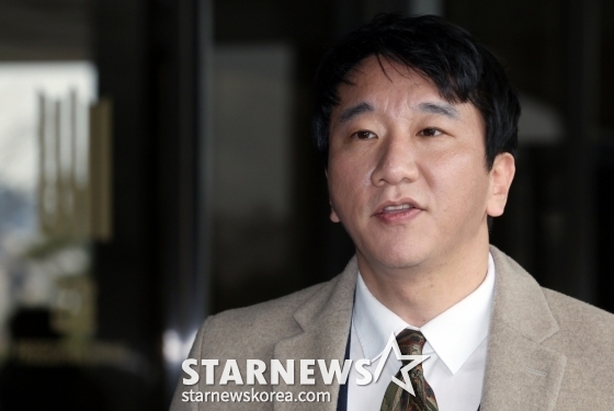 (서울=뉴스1) 박정호 기자 = 주수호 대한의사협회 의대정원 증원 저지를 위한 비상대책위원회 언론홍보위원장을 대리해 법무법인 존재의 노종언 변호사가 11일 오후 서울 서초구 서울중앙지방검찰청에서 위조 의협 공문 일명 &#039;전공의 블랙리스트&#039; 인터넷 유포 악플러에 대한 고발장 제출에 앞서 취재진의 질문에 답하고 있다. 2024.3.11/뉴스1  Copyright (C) 뉴스1. All rights reserved. 무단 전재 및 재배포,  AI학습 이용 금지. /사진=(서울=뉴스1) 박정호 기자
