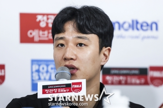 [서울=뉴시스] 정병혁 기자 = 허웅 부산 KCC 이지스 선수가 25일 서울 강남구 KBL센터에서 열린 2023-2024 정관장 프로농구 챔피언결정전 미디어데이에서 질문에 답하고 있다. 2024.04.25. jhope@newsis.com /사진=정병혁