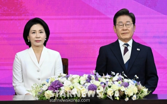 (서울=뉴스1) 국회사진기자단 = 이재명 대통령이 취임 선서를 하기 위해 4일 오전 김혜경 여사와 함께 서울 여의도 국회에 도착해 자리에 앉아 있다. 2025.6.4/뉴스1  Copyright (C) 뉴스1. All rights reserved. 무단 전재 및 재배포,  AI학습 이용 금지. /사진=(서울=뉴스1) 국회사진기자단