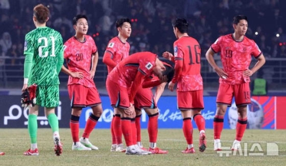 지난 3월 경기 고양시 고양종합운동장에서 열린 &#039;2026 국제축구연맹(FIFA) 북중미 월드컵 아시아 지역 3차 예선 B조 7차전&#039; 대한민국과 오만의 경기, 1대1 무승부로 경기를 마친 대한민국 선수들이 아쉬워하고 있다. /사진=뉴시스