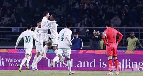 지난 3월 경기 고양시 고양종합운동장에서 열린 &#039;2026 국제축구연맹(FIFA) 북중미 월드컵 아시아 지역 3차 예선 B조 7차전&#039; 대한민국과 오만의 경기, 손흥민이 동점골을 넣고 기뻐하는 오만 선수들을 바라보고 있다. /사진=뉴시스