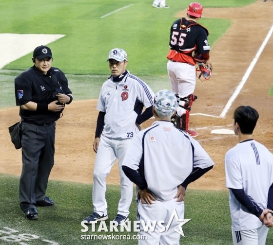두산 조성환 감독대행이 5일 잠실구장에서 열리는 2025KBO리그 두산베어스와 KIA타이거즈 경기 4회말 김인태 스트라이크아웃 낫아웃 판정에 어필하고 있다.  /사진=강영조 선임기자