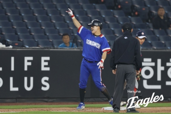 대학팀 김동휘가 지난 2일 대전 한화생명 볼파크에서 열린 2025 제3회 한화 이글스배 고교·대학 올스타전 5회말 2사 2,3루에서 2타점 적시 3루타를 치고 기뻐했다. /사진=한화 이글스 제공