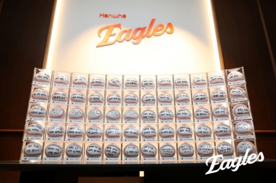 KBO 스카우트들이 지난 2일 대전 한화생명 볼파크에서 열린 2025 제3회 한화 이글스배 고교·대학 올스타전에서 직접 적어 48명의 선수들에게 전달한 기념구. /사진=한화 이글스 제공