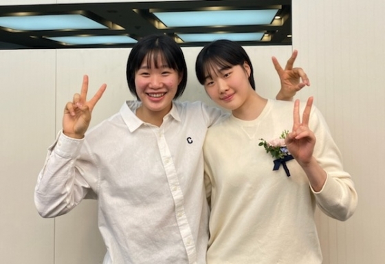 KB스타즈 송윤하(왼쪽)와 수피아여고 이가현이 지난해 열린 &#039;2024 퓨처스 스타대상&#039; 시상식 후 함께 기념촬영을 하고 있다. /사진=KB스타즈 제공
