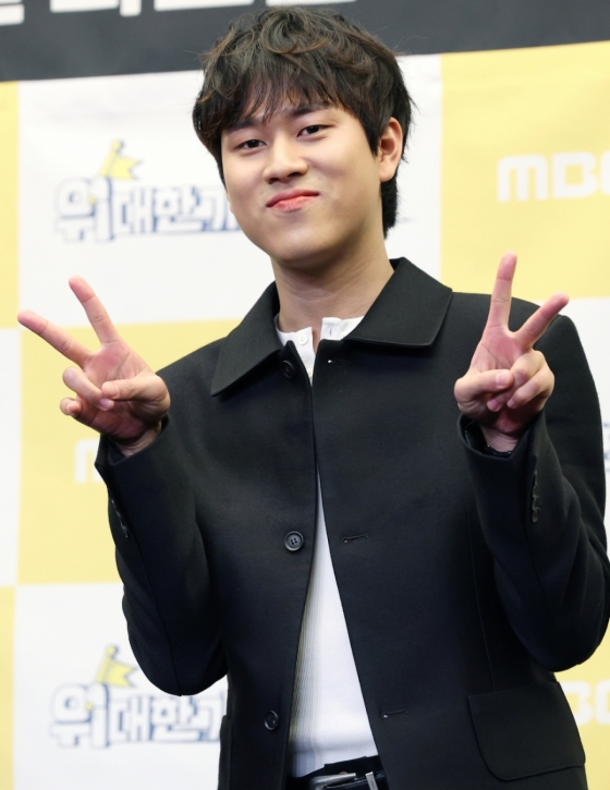 (서울=뉴스1) 권현진 기자 = 가수 이무진이 8일 오후 서울 마포구 상암동 스탠포드호텔에서 열린 MBC every1 &#039;위대한 가이드2&#039; 제작발표회에 참석해 포즈를 취하고 있다.  &#039;위대한 가이드2&#039;는 한국 거주 N년차 대한외국인이 가이드가 되어 모국을 방문하는 여행자들에게 현지인만이 아는 스팟들을 알려주는 여행 리얼리티 프로그램이다. 2025.4.8/뉴스1  Copyright (C) 뉴스1. All rights reserved. 무단 전재 및 재배포,  AI학습 이용 금지. /사진=(서울=뉴스1) 권현진 기자