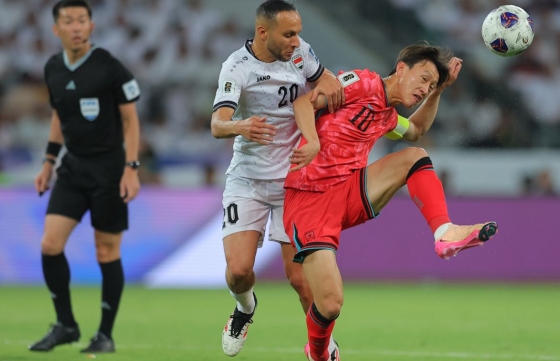 6일 이라크 바스라 국제경기장에서 열리고 있는 2026 국제축구연맹(FIFA) 북중미 월드컵 아시아 3차 예선 B조 9차전 대한민국과 이라크의 경기 모습. 이재성(오른쪽)이 상대와 볼 경합을 펼치고 있다. /사진=AFC 제공