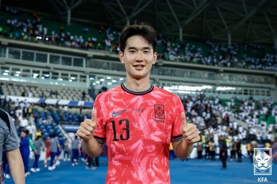 김진규가 6일(한국시간) 이라크 바스라 국제경기장에서 열린 이라크와의 2026 국제축구연맹(FIFA) 북중미 월드컵 아시아 3차 예선 2-0 승리 후 기념 사진을 찍고 있다. 이날 김진규는 선제 결승골을 터뜨렸다. /사진=대한축구협회 제공