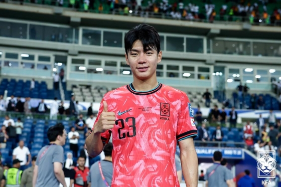 전세진이 6일(한국시간) 이라크 바스라 국제경기장에서 열린 이라크와의 2026 국제축구연맹(FIFA) 북중미 월드컵 아시아 3차 예선 2-0 승리 후 기념 사진을 찍고 있다. 이날 A매치 데뷔전을 치른 전진우는 오현규의 쐐기골을 어시스트하며 A매치 데뷔전에서 공격 포인트를 쌓았다. /사진=대한축구협회 제공