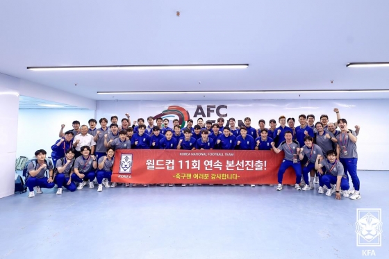 대한민국 축구대표팀 선수들이 6일 이라크 바스라 국제경기장에서 열린 이라크와의 2026 국제축구연맹(FIFA) 북중미 월드컵 아시아 3차 예선 승리 후 11회 연속 월드컵 본선 진출을 확정한 뒤 기념 사진을 촬영하고 있다. /사진=대한축구협회 제공