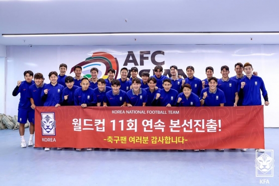대한민국 축구대표팀 선수들이 6일 이라크 바스라 국제경기장에서 열린 이라크와의 2026 국제축구연맹(FIFA) 북중미 월드컵 아시아 3차 예선 승리 후 11회 연속 월드컵 본선 진출을 확정한 뒤 기념 사진을 촬영하고 있다. /사진=대한축구협회 제공