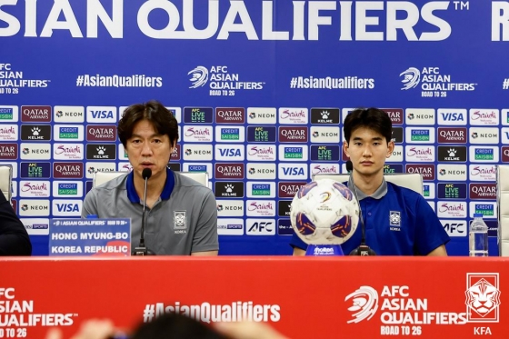 홍명보 축구대표팀 감독과 김진규가 6일 이라크 바스라 국제경기장에서 열린 이라크전 승리 후 기자회견에 참석해 취재진 질문에 답하고 있다. /사진=대한축구협회 제공