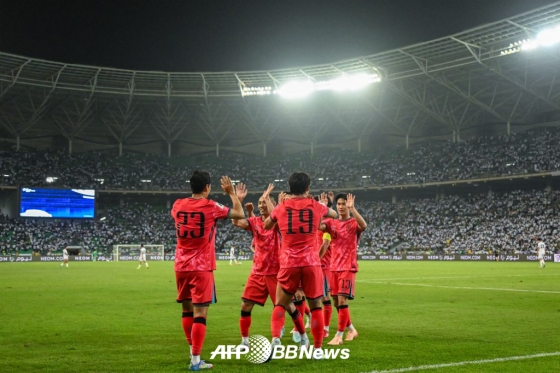 6일(한국시간) 이라크와의 2026 국제축구연맹(FIFA) 북중미 월드컵 아시아 3차 예선에서 득점 이후 기뻐하고 있는 대한민국 축구대표팀 선수들. /AFPBBNews=뉴스1