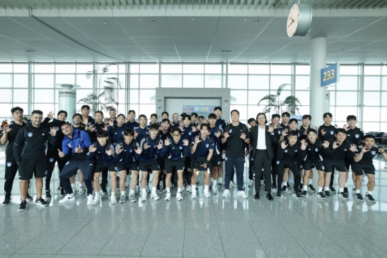 2025 FIFA 클럽 월드컵 출전을 위해 미국으로 출국하기 전 단체 사진을 찍은 울산 HD 선수단. /사진=울산 HD 제공