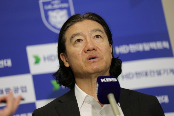 2025 FIFA 클럽 월드컵 출전을 위해 미국으로 출국하기 전 인터뷰 중인 울산 HD 김판곤 감독. /사진=울산 HD 제공
