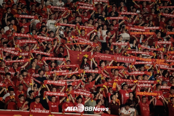지난 5일 2026 국제축구연맹(FIFA) 북중미 월드컵 아시아 3차 예선 인도네시아 원정에서 응원하고 있는 중국 팬들. /AFPBBNews=뉴스1