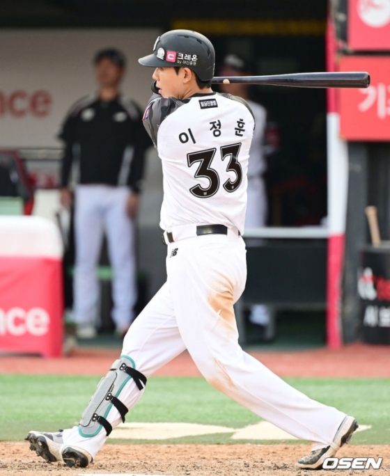 KT 이정훈이 6일 수원 SSG전 5회말 1사에서 안타를 치고 있다. 
