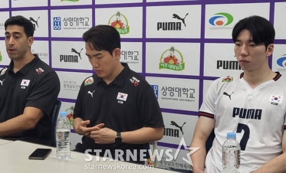 라미레스 감독(왼쪽)과 허수봉이 6일 네덜란드와 평가전 직후 취재진과 인터뷰를 하고 있다. /사진=안호근 기자