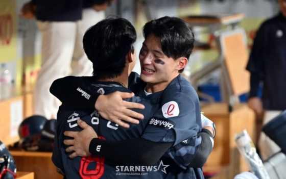 손성빈(왼쪽)과 포옹하고 있는 윤동희. /사진=강영조 선임기자