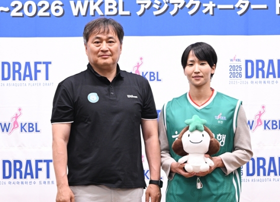 이상범 하나은행 감독(왼쪽)과 사키. /사진=WKBL