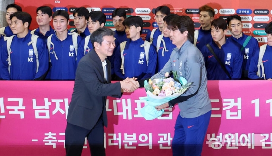 정몽규(왼쪽) 대한축구협회장으로부터 꽃다발 받는 홍명보 감독. /사진=뉴시스 제공