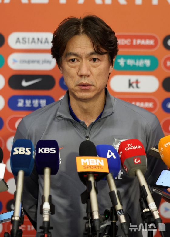 취재진 질문에 답하는 홍명보 감독. /사진=뉴시스 제공