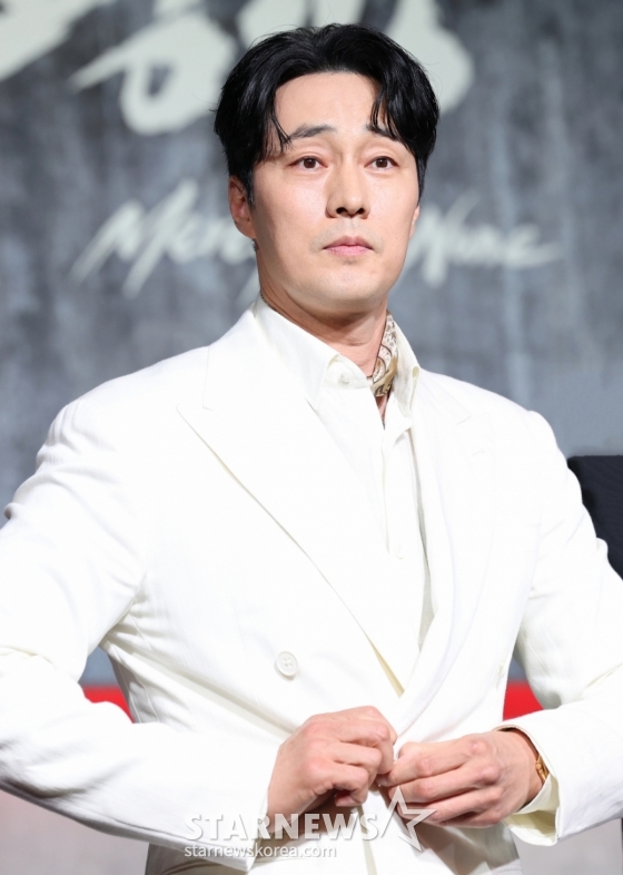 (서울=뉴스1) 권현진 기자 = 배우 소지섭이 5일 오전 서울 중구 장충로 앰버서더 서울 풀만 호텔에서 열린 넷플릭스 &#039;광장&#039; 제작발표회에 참석해 포즈를 취하고 있다.  ‘광장’은 스스로 아킬레스건을 자르고 광장 세계를 떠났던 남기준(소지섭)이 조직의 2인자였던 동생 남기석(이준혁)의 죽음으로 11년 만에 돌아와 복수를 위해 그 배후를 파헤치는 누아르 액션으로 오는 6일 첫 공개 예정이다. 2025.6.5/뉴스1  Copyright (C) 뉴스1. All rights reserved. 무단 전재 및 재배포,  AI학습 이용 금지. /사진=(서울=뉴스1) 권현진 기자