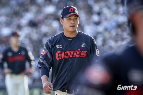 롯데 나균안이 6일 잠실 두산전에서 마운드를 내려가고 있다. /사진=롯데 자이언츠 제공 