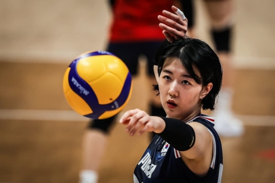 경기 전 훈련을 하는 강소휘. /사진=FIVB 제공