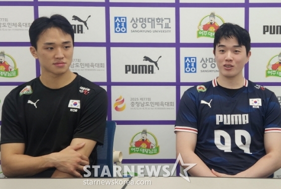 김지한(오른쪽)이 임동혁과 함께 인터뷰실을 찾아 취재진의 질문에 답하고 있다. /사진=안호근 기자
