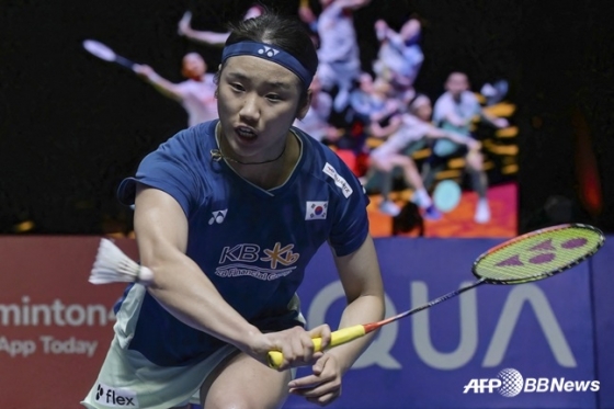 안세영이 7일(한국시간) 인도네시아 자카르타에서 열린 &#039;세계배드민턴연맹(BWF) 월드투어 슈퍼 1000 인도네시아오픈&#039; 4강에서 경기에 집중하고 있다. /AFPBBNews=뉴스1